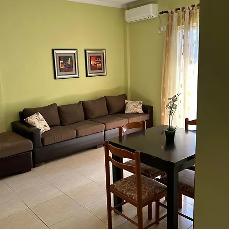 Beachside Apartment, 100m away